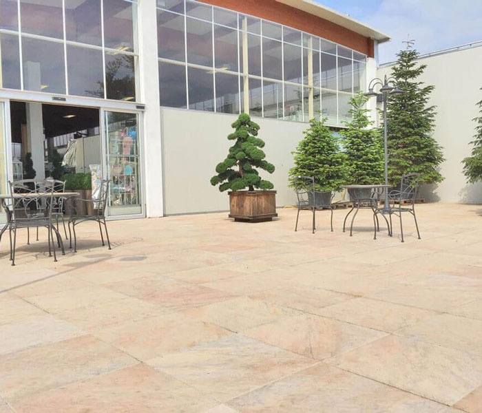 Pavaj din piatră sinterizată pentru spații comerciale: proiectul Greenflor Garden Center, Brescia