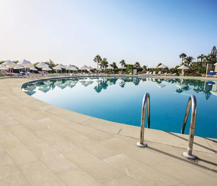 Pavaj din piatră sinterizată L'Altra Pietra: de ce costul total bate costul inițial — ghid pentru dezvoltatori, constructori și HoReCa