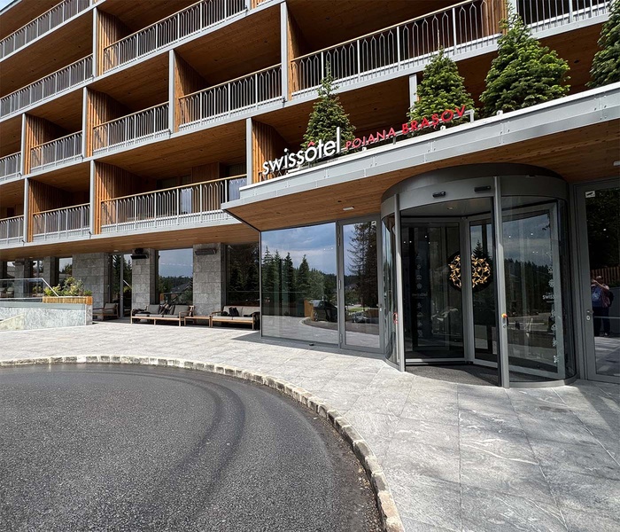 De ce arhitecții nu mai caută materiale, ci sisteme: cum schimbă specificația contemporană logica furnizorilor de piatră naturală