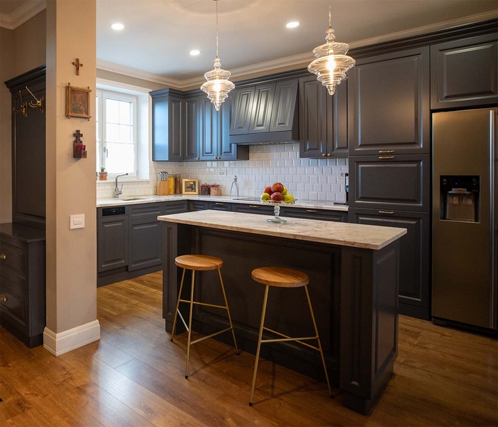 Blaturi și glafuri din piatră naturală: ce tip de granit sau marmură e recomandat pentru bucătărie și baie — ghid tehnic complet