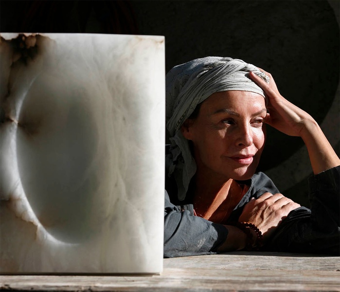 Sculptând lumina: Micky Hoogendijk despre vulnerabilitate, alabastru și arta conexiunii umane