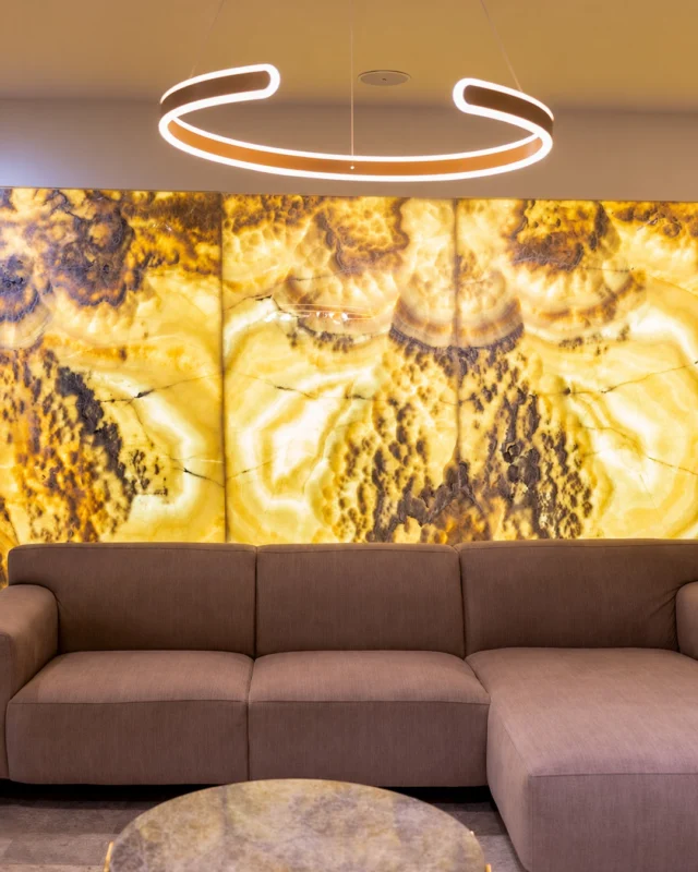 Unele pietre merită puse în lumină. Altele își creează propriul spectacol. Onyxul este una dintre ele. Translucid, spectaculos și imposibil&hellip;